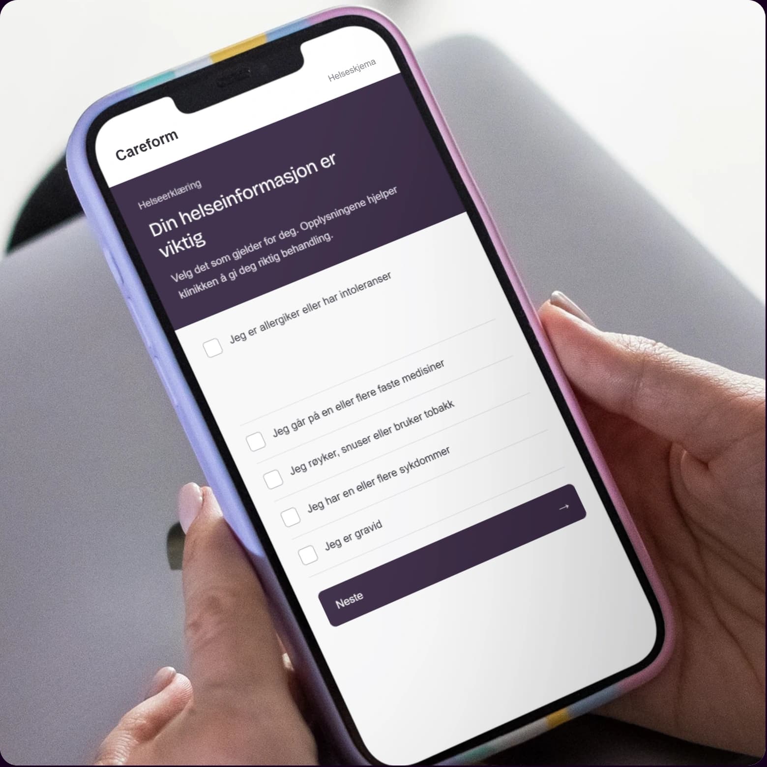 Pasient fyller ut Careform: Digitalt helseskjema på mobil
